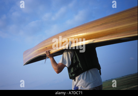 Portaging una canoa in North Dakota MR Foto Stock