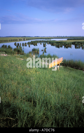 Portaging una canoa in North Dakota MR Foto Stock