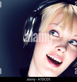 A cantare musica Allegro giocoso audizione ridere piacere gioia giocoso sorpresa relax spensierato di attività per il tempo libero Foto Stock