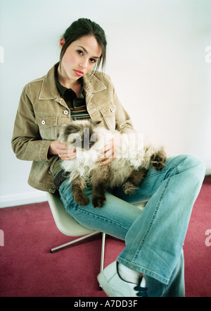 Adolescente azienda grande pellicce gatto nel suo giro Foto Stock