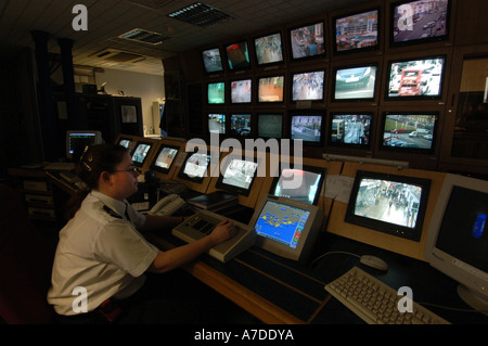 Un operatore TVCC a Brighton stazione di polizia controlla una banca di schermate che mostrano le immagini provenienti da telecamere CCTV monitoring le strade Foto Stock