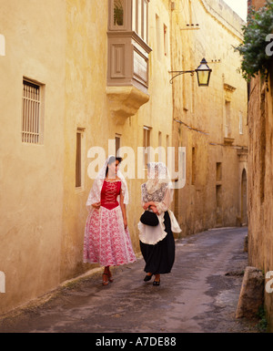 Le donne in costume nazionale di Malta Foto Stock