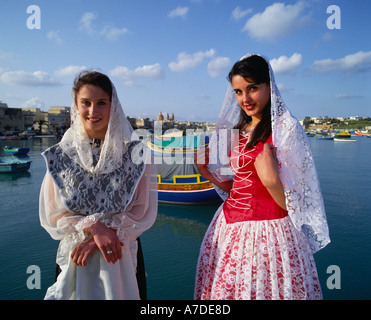 Le donne in costume nazionale di Malta Foto Stock