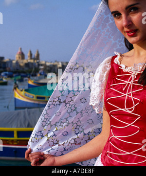 Donna in costume nazionale di Malta Foto Stock