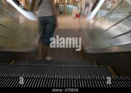 Asia Cina Shanghai acquirenti di escalator atrio interno del New World City shopping mall Foto Stock