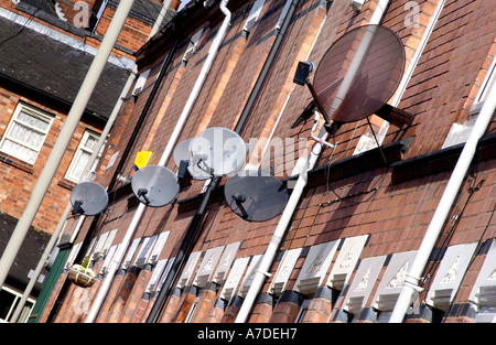 La BSkyB parabole satellitari clustered su case a schiera in una strada laterale in Evington Leicester Foto Stock