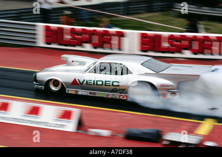 1968 Chevy Camaro trascina auto Chevrolet GM General Motors velocità fast motion blur panning pan qu Foto Stock