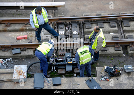 MARTA lavoratori di manutenzione riparazione sezione di traccia in Atlanta GA a transito rapido sistema di metropolitana Foto Stock