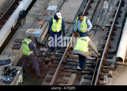 MARTA lavoratori di manutenzione riparazione sezione di traccia in Atlanta GA a transito rapido sistema di metropolitana Foto Stock