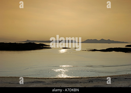 Arisaig & Isole di Rum tramonto nelle Ebridi Interne Inverness-shire regione delle Highlands Scozzesi. Foto Stock