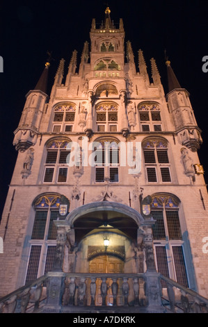 Gouda Stadhuis gotico illuminato o Municipio di notte a Gouda, Olanda meridionale. Punto di riferimento storico con architettura in pietra e guglie ornate. Foto Stock