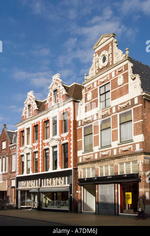 Vecchi edifici tradizionali in mattoni bianchi e rossi con ornati gables a Groningen, Olanda. Architettura storica olandese e vista sulla strada. Foto Stock