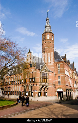 Patrimonio Provinciehuis edificio con bianco rosso otturatore windows e cielo blu Martini Kerkhof Groningen Holland Foto Stock