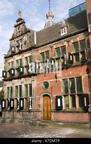 Patrimonio Provinciehuis edificio con bianco rosso otturatore windows e cielo blu Martini Kerkhof Groningen Holland Foto Stock