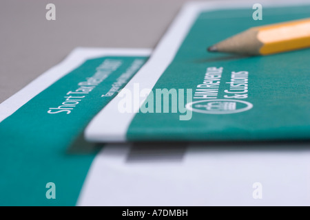 Matita accanto al modulo fiscale HMRC Her majestys per le entrate e le tasse doganali Foto Stock