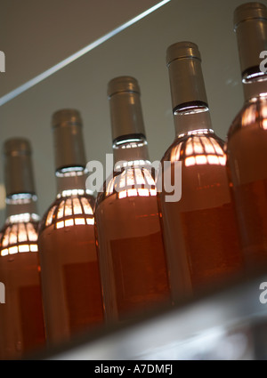 Vino rosato in bottiglie Foto Stock