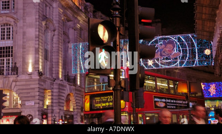 Le decorazioni di Natale all'angolo tra Regents Street e Piccadilly Circus a Londra Foto Stock