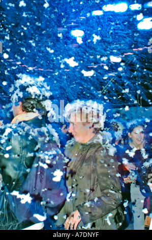 Parigi, Francia, turisti a palla all'aperto con neve artificiale durante il 'Nuit Blanche / Notte Bianca' 'evento pubblico' persone in tempesta di neve Foto Stock