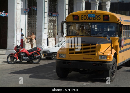 Giallo francese bus di scuola guida su Prado avenue in strade Avana Cuba Foto Stock