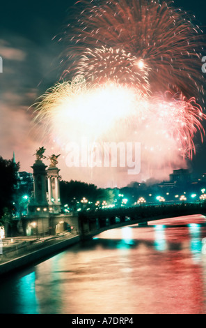 Parigi Francia, Vista panoramica, eventi pubblici, 14 luglio, fuochi d'artificio del giorno della Bastiglia sulla Senna, sul Ponte 'Pont Alexandre III' illuminato Foto Stock