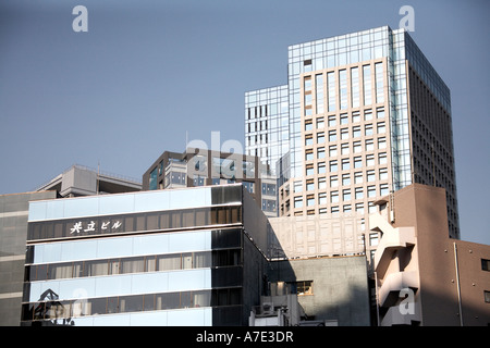 Cluster astratta di edifici per uffici nel centro della città di Tokyo Giappone Asia Foto Stock
