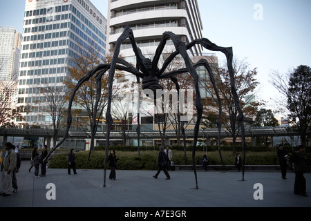 La gente camminare sotto il ragno gigante scultura di Louise Bourgeois al di sotto di Roppongi Hills Mori Tower nella città di Tokyo Giappone Asia Foto Stock