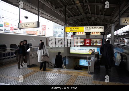 Giappone Ferrovie Shinkansen super express Treno Bullet con i passeggeri sulla piattaforma in Giappone Asia Foto Stock