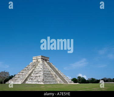 El Castillo o Piramide di Kukulcan, rovine Maya di Chichen Itza, la penisola dello Yucatan, Messico Foto Stock
