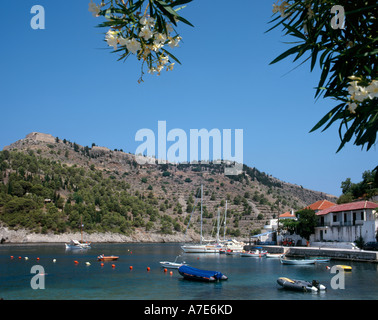 Porto e Castello, Assos, CEFALLONIA, ISOLE IONIE, Grecia Foto Stock