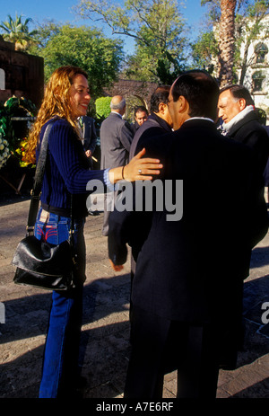 Donna messicana, reporter femminile, giornalista, conducendo intervista, intervista, intervistatore, colloqui, uomo adulto, Morelia, Michoacan stato, Messico Foto Stock