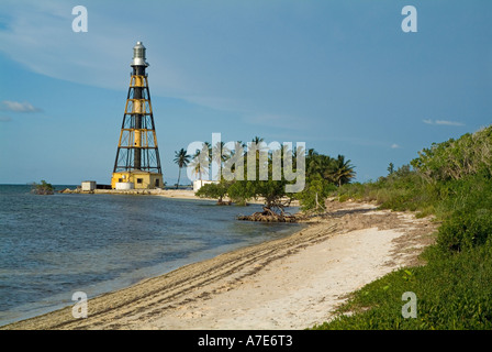 Faro su una spiaggia di sabbia bianca con la crescita lussureggiante, Cayo Jutias, Cuba. Foto Stock