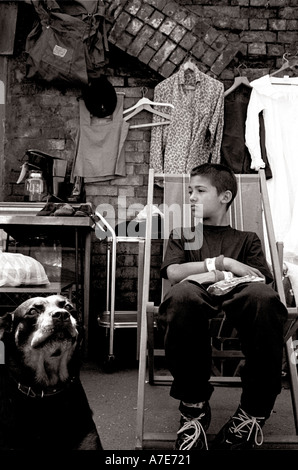 Ragazzo con cane sulla strada di Brick Lane Market Londra Foto Stock