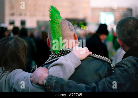 Popolo Irlandese abbracciando a san Patrizio giorno in concerto a Londra England Regno Unito Regno Unito Foto Stock