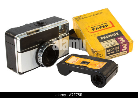 1972 vintage fotocamera film con carta fotografica e rullo negativa Foto Stock