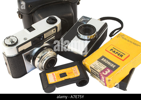 Vintage telecamere film con carta fotografica rotolo negativo e custodia Foto Stock