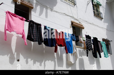 Stendibiancheria in una linea di lavaggio, Granada, Andalusia, Spagna Foto Stock