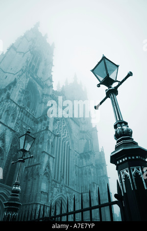 York Minster nella nebbia North Yorkshire, Inghilterra Foto Stock