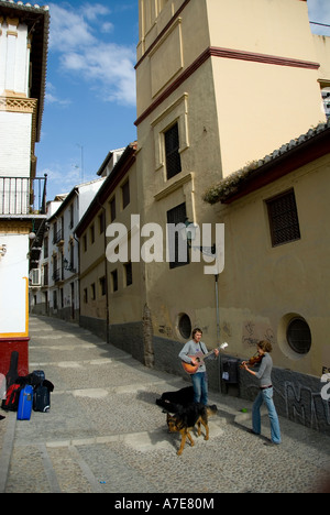 I musicisti suonano per le strade di Albaicin Granada Spagna Foto Stock