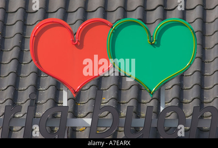 Un cuore rosso e un cuore verde su un tetto Foto Stock