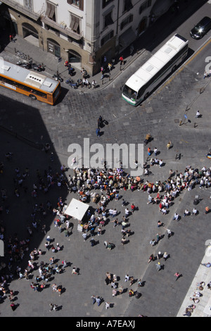 Vista panoramica di una piazza con tante persone e due autobuses Foto Stock