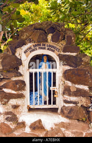 Santuario di Notre Dame de Lourdes in Rodrigues. Iscrizione in francese "Prega per noi" Foto Stock