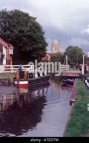 Narrowboat passando attraverso i mulini ovest ponte girevole sul Kennet & Avon Canal a Newbury, West Berkshire, Inghilterra Foto Stock