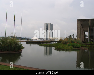 Congresso nazionale e Itamaraty Palace in un giorno di pioggia Brasilia-BR Foto Stock