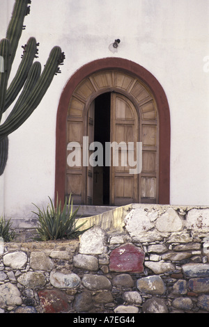 NA, Messico, Baja Messico, Todos Santos. Porta della chiesa Foto Stock