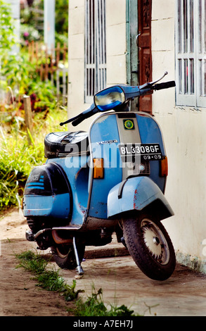 Blue Vespa scooter parcheggiati accanto a Wal Foto Stock