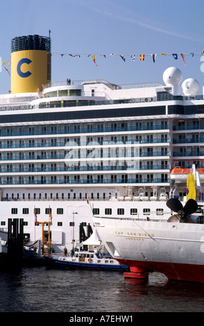 Cruiseliner Costa Mediterranea a Überseebrücke nel porto tedesco di Amburgo. Foto Stock