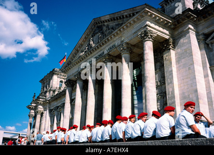 Settembre 02, 2002 - i soldati tedeschi a lasciare in attesa di ammissione al Reichstag di Berlino. Foto Stock