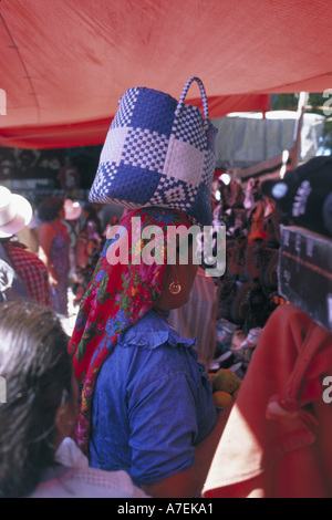 Messico, Oaxaca Valley, Tlacoulula, domenica mercato dove la donna locale saldi carichi pesanti sul suo capo Foto Stock