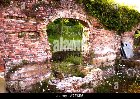 Un arco in mattoni in una sezione del giardino non ripristinati parete al Galles National Botanic Garden Llanarthne Dyfed S Galles Foto Stock