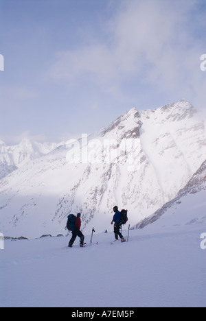 Sciatori sul ghiacciaio Asulkan, Rogers Pass area, Selkirk Mountains, Canadian Rockies, British Columbia, Canada Foto Stock